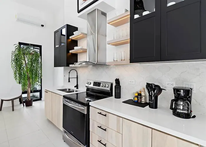 Modern Garden With Private Pool, Outdoor Kitchen & Separate Casita Near Playa