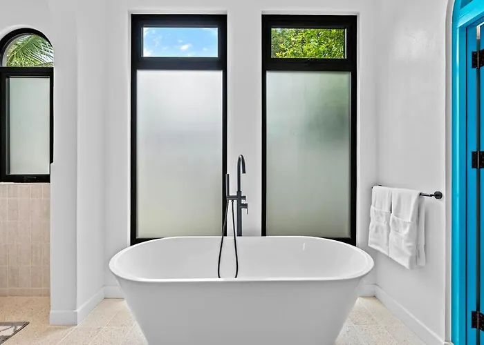 Modern Garden With Private Pool, Outdoor Kitchen & Separate Casita Near Playa