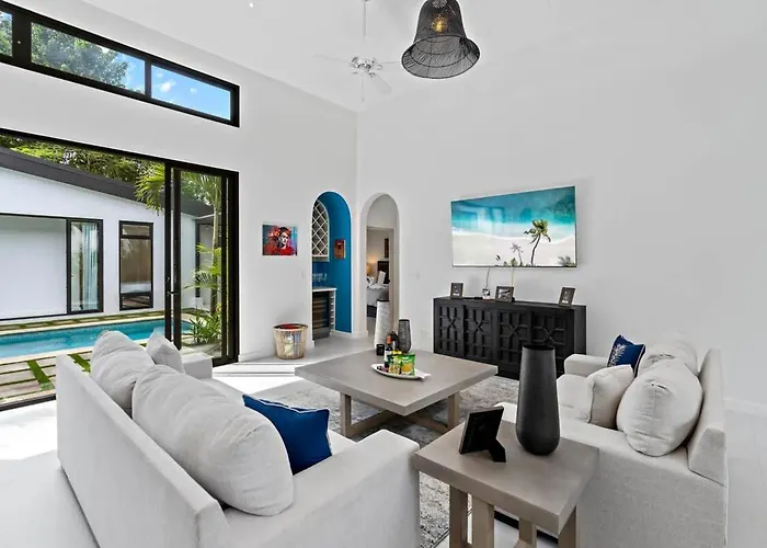 Modern Garden With Private Pool, Outdoor Kitchen & Separate Casita Near Playa