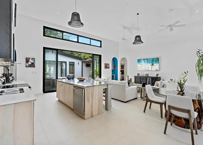 Hébergement de vacances Modern Garden With Private Pool, Outdoor Kitchen & Separate Casita Near Playa