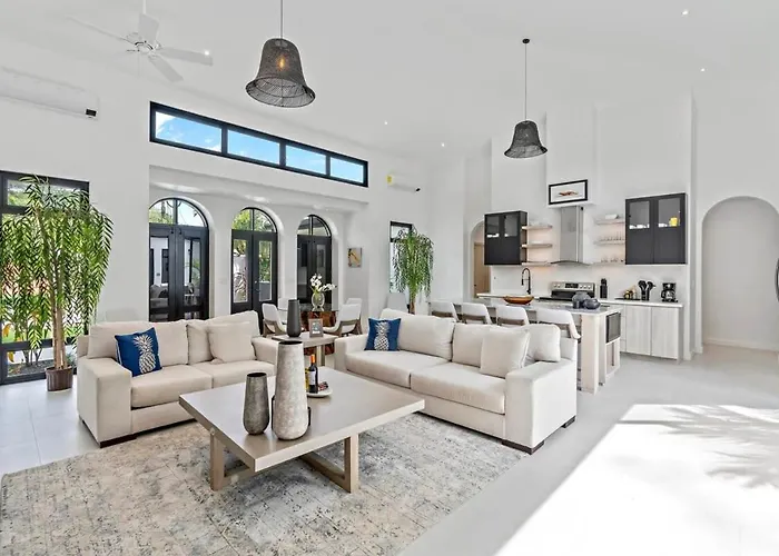 Modern Garden With Private Pool, Outdoor Kitchen & Separate Casita Near Playa *